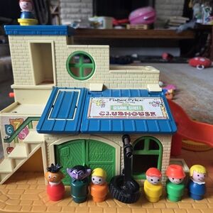 Fisher-Price Sesame Street Clubhouse Playset - Blue and Green